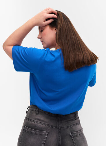 T-skjorte i organisk bomull med V-hals, Princess Blue, Model image number 1