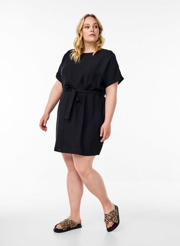 Zizzi Kort kjole med ledig passform og bindebelte, Svart, Model image number 1
