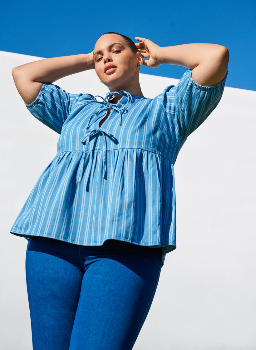 Kortermet denimbluse med stripemønster, Blue Denim Stripe, Image