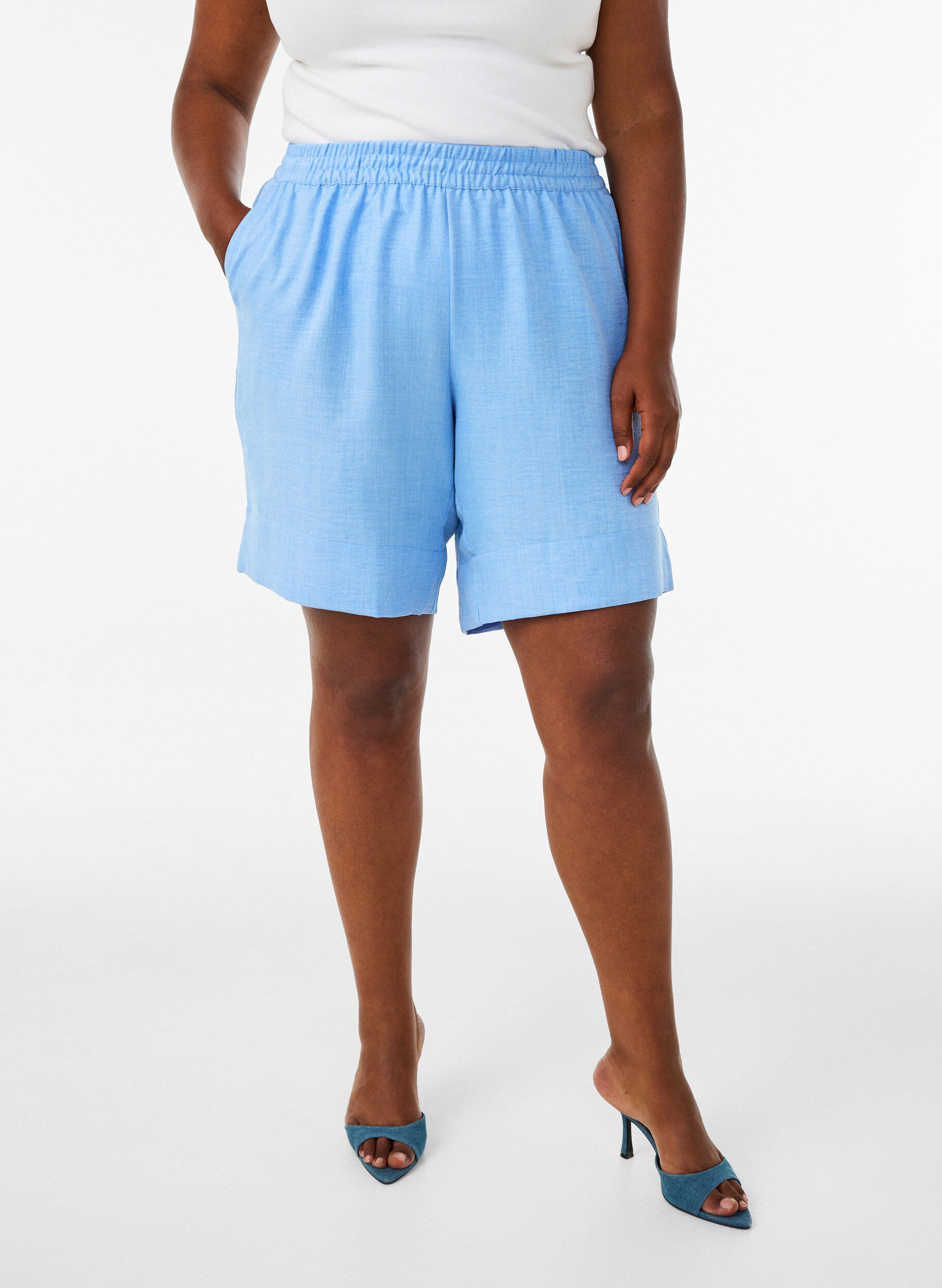 Shorts med lommer og h&oslash;y midje, Bl&aring;, Model