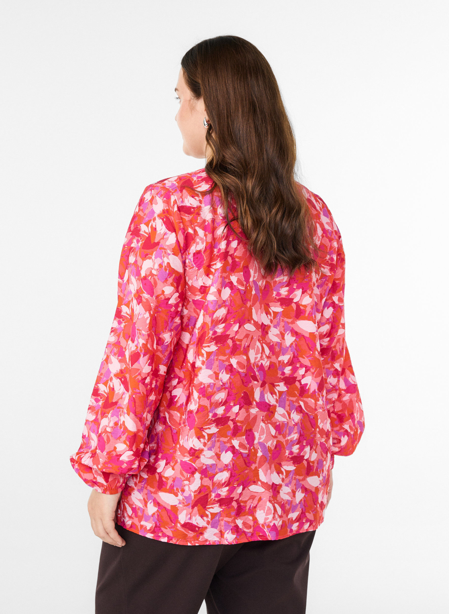 Zizzi Bluse med V-hals og grafisk bladtrykk, Rosa, Model image number 2