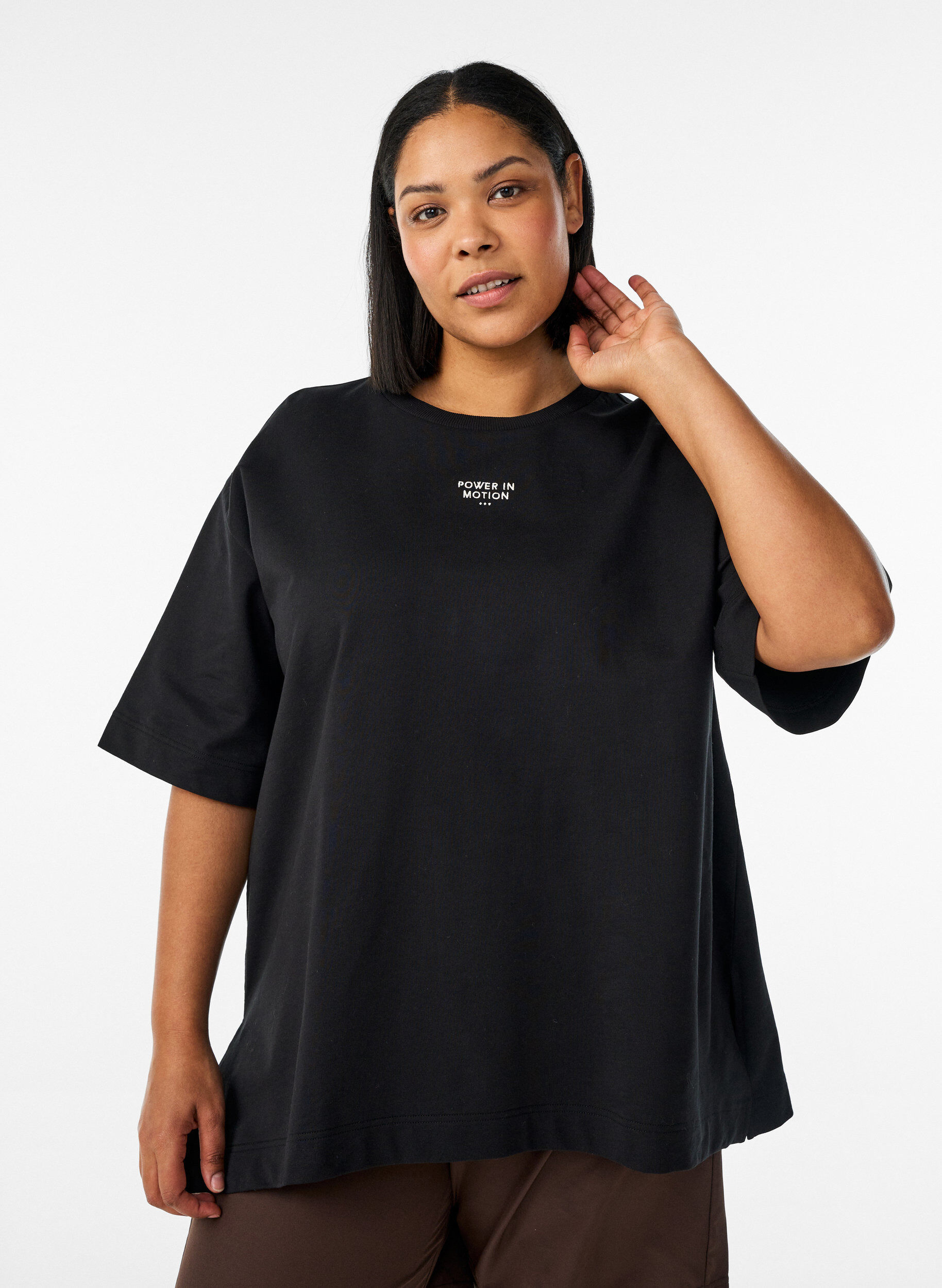 Zizzi Active T-skjorte med loose fit og brodert statement, Svart, Model image number 0