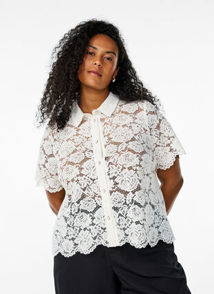 Zizzi Skjortebluse i blonde med perleknapper, Vanilje, Model image number 0