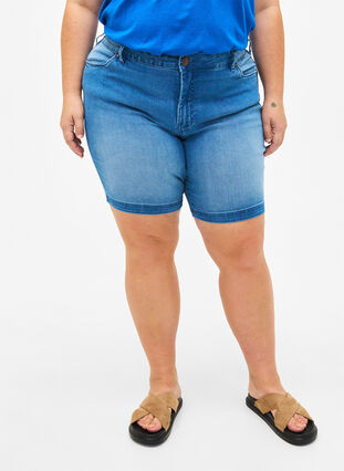 Slim fit Emily shorts med normal midje, Light blue denim, Model image number 2