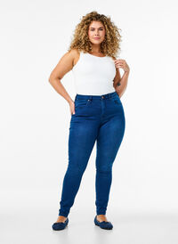 Supersmale Amy-jeans med høy midje, Blue Denim Supersmale Amy-jeans med høy midje, Blue Denim, Model