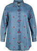 Løs denimskjorte med broderte lepper, Light Blue Kiss, Packshot image number 0