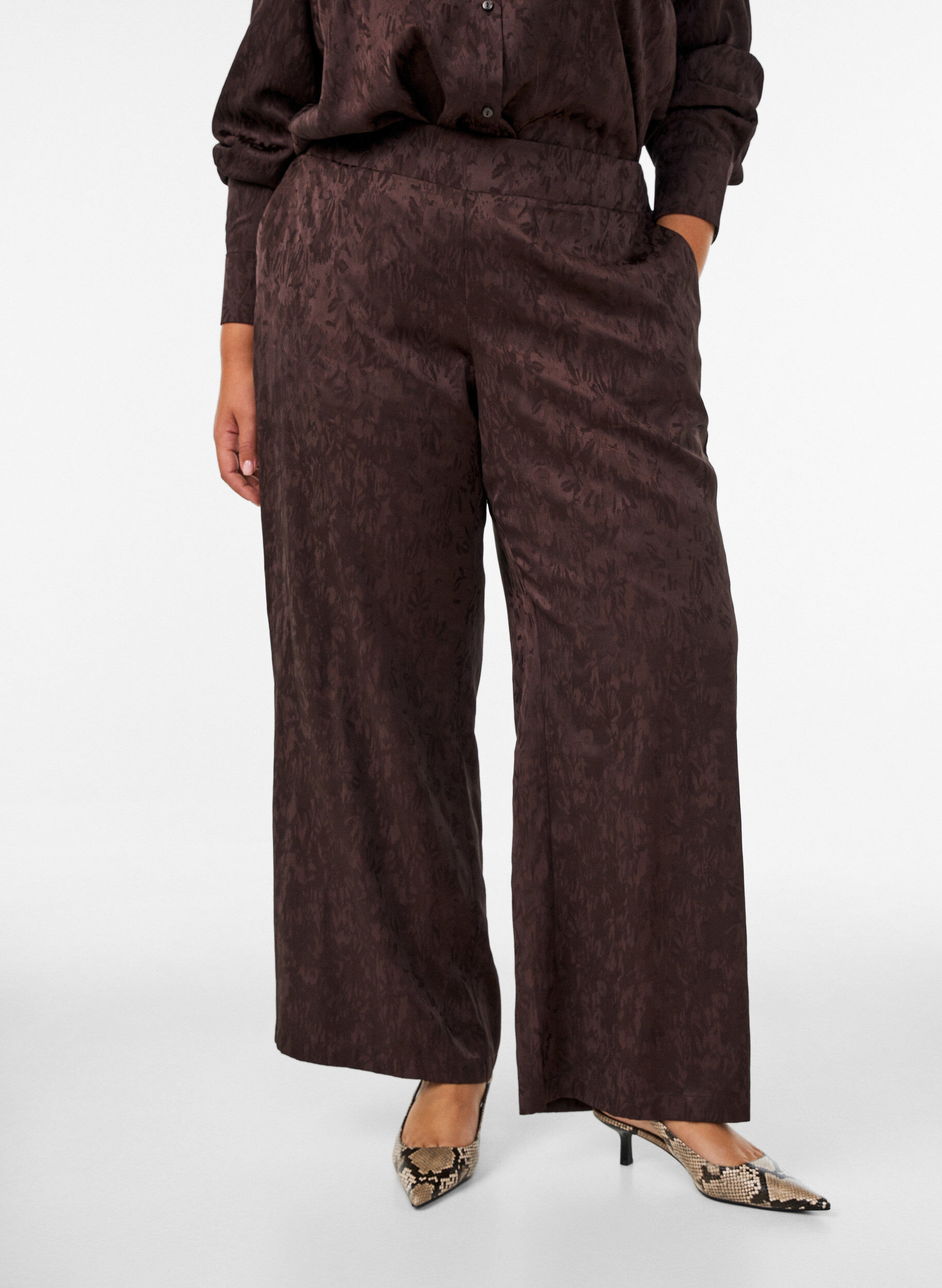 ZizziLoose fit bukser med paisleym&oslash;nster og h&oslash;y midje, Brun, Model image number 2