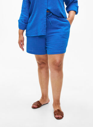 Zizzi Shorts i bomullsmusselin med lommer, Victoria blue, Model image number 2