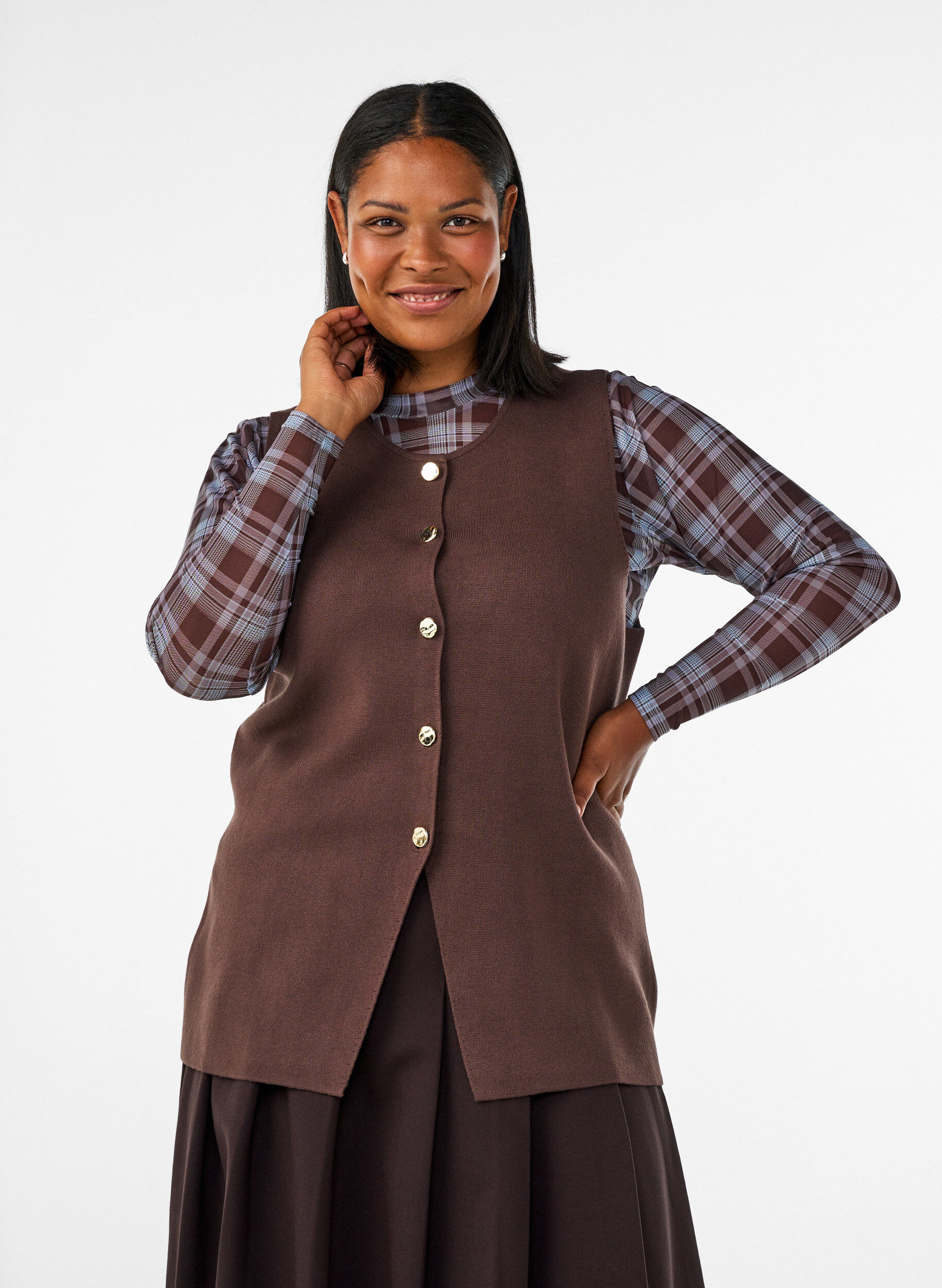 Ermel&oslash;s strikkevest med dekorative knapper, Brun, Model