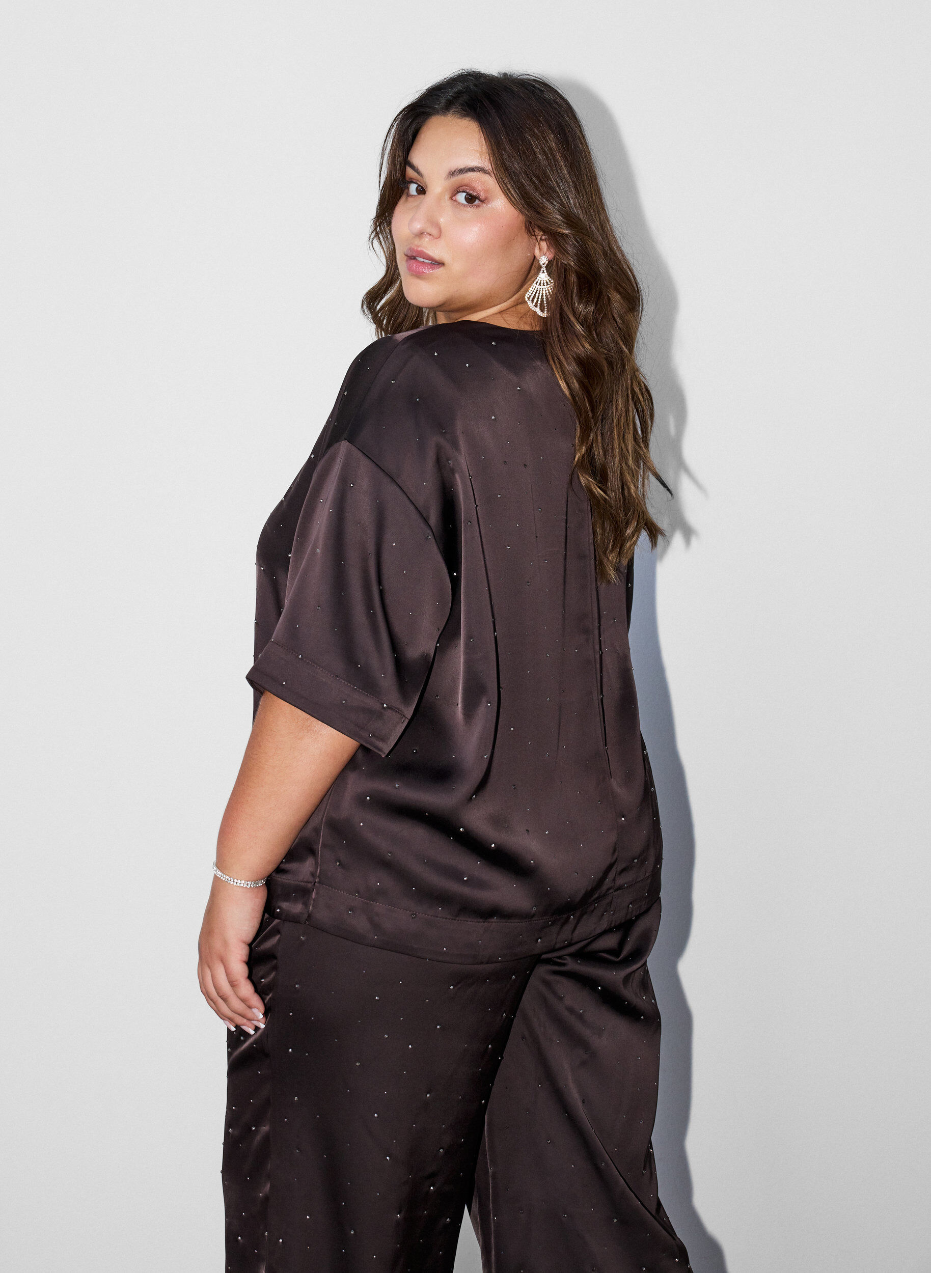ZizziSatengbluse med rhinsteiner og albuelange ermer, Brun, Model image number 2