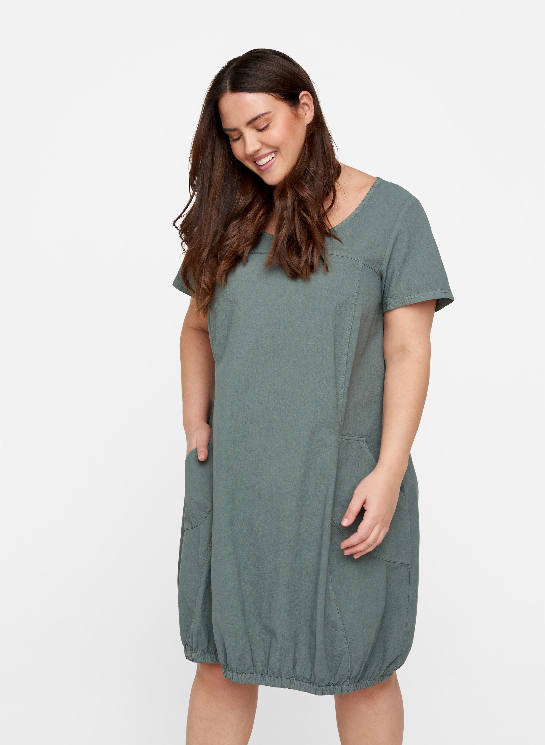 Kortermet kjole i bomull, Gr&oslash;nn, Model