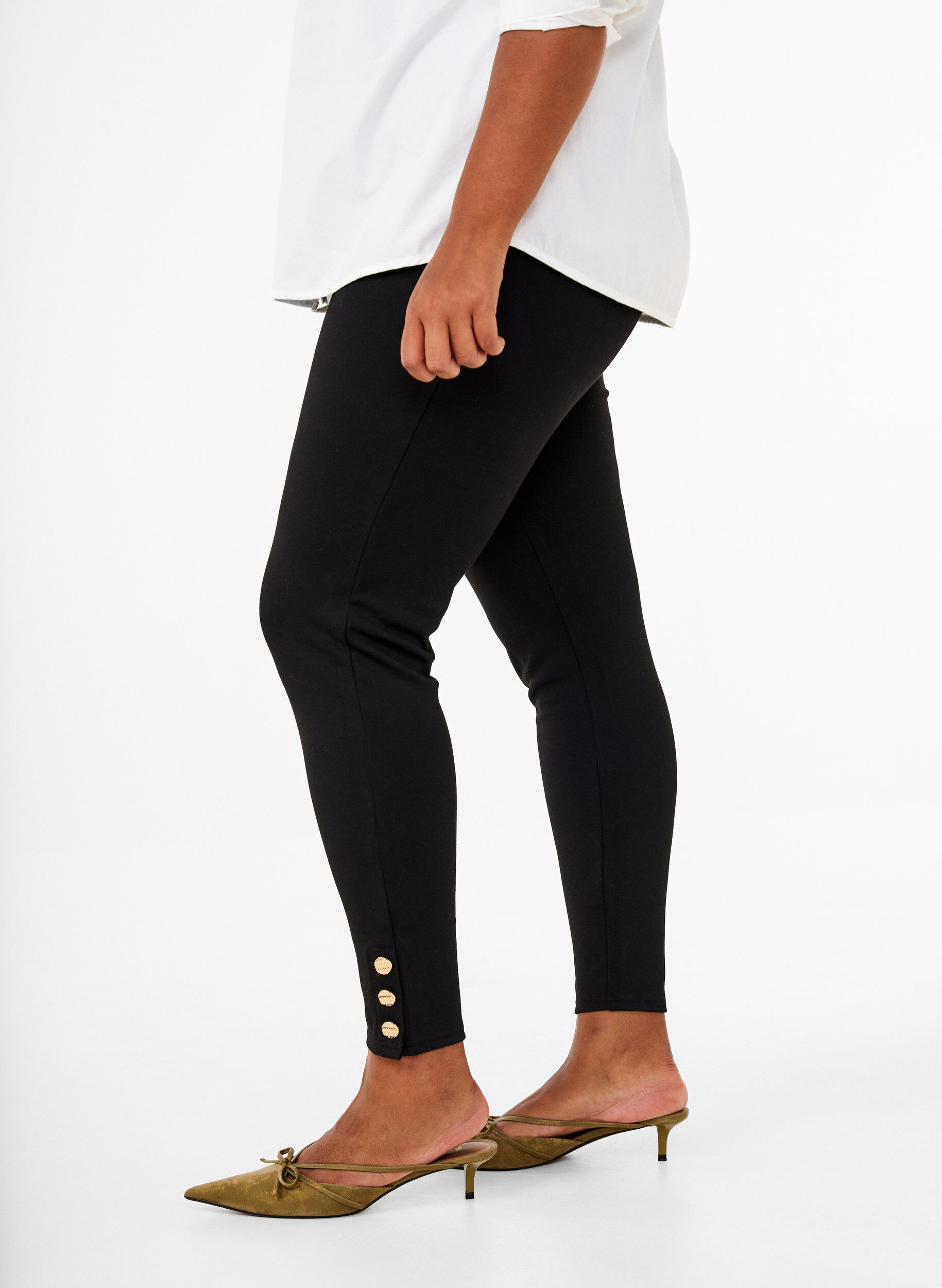 Zizzi Viscose-leggings med knappdetaljer, Svart, Model image number 2