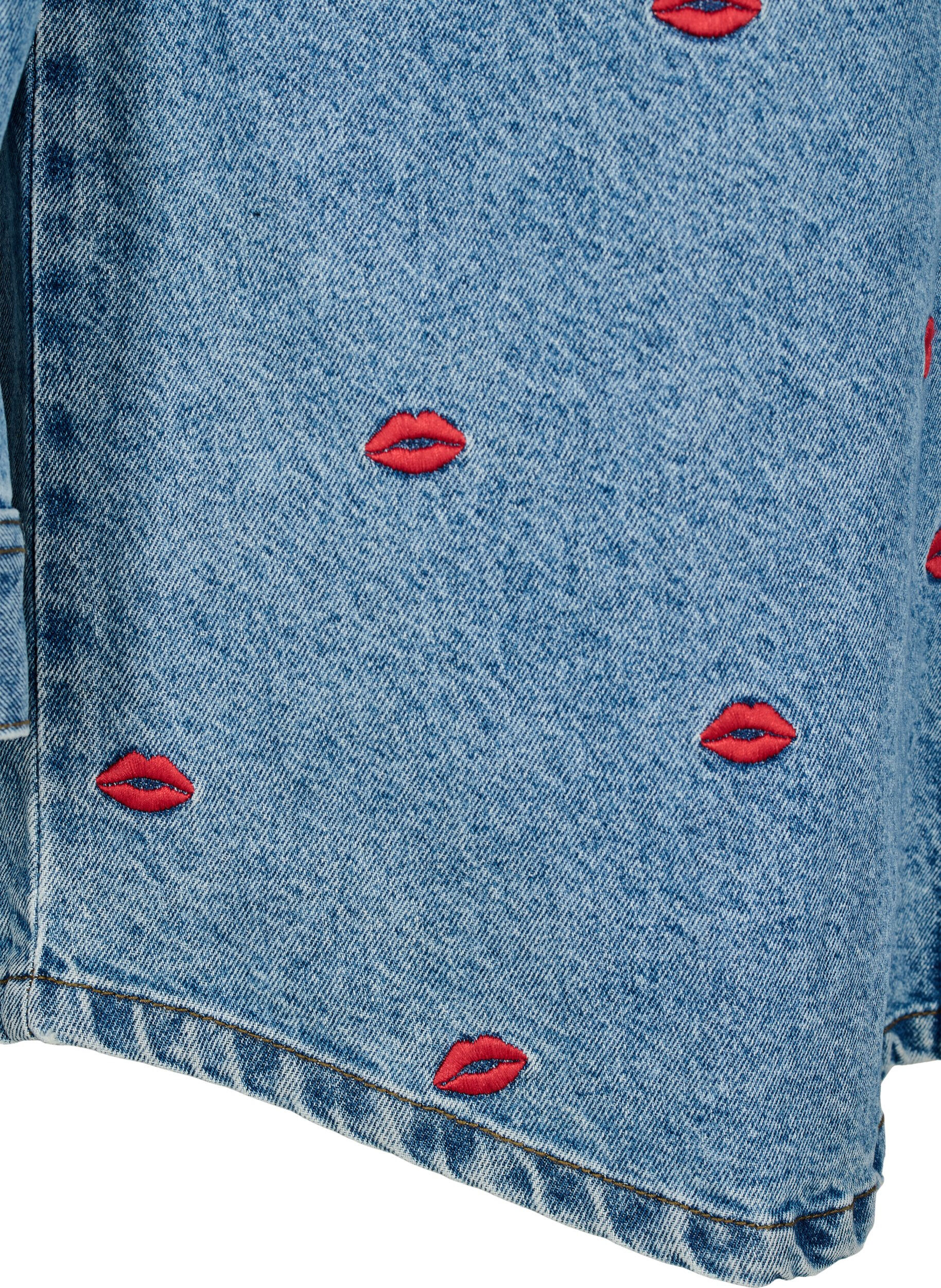 Zizzi L&oslash;s denimskjorte med broderte lepper, Light Blue Kiss, Packshot image number 3