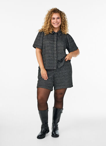 Zizzi Loose fit boucléshorts med lommer, Svart, Model image number 1