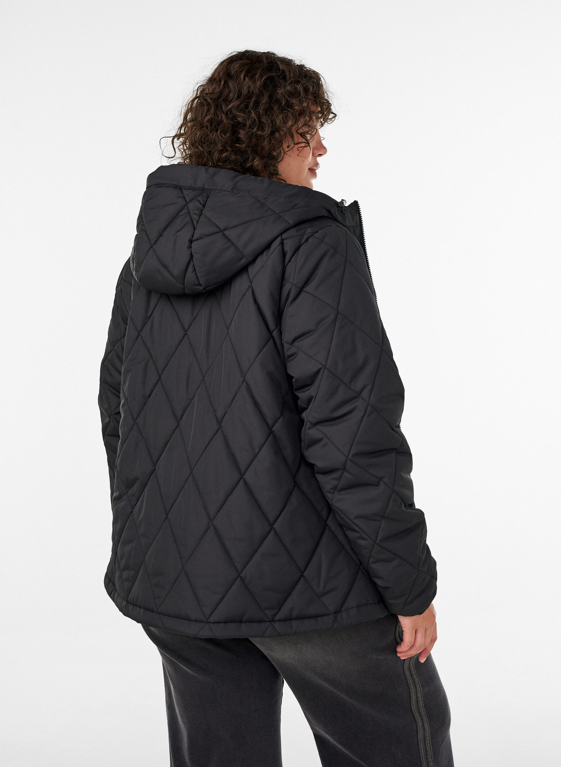ZizziLett vattert jakke med diamantquilt, Svart, Model image number 2