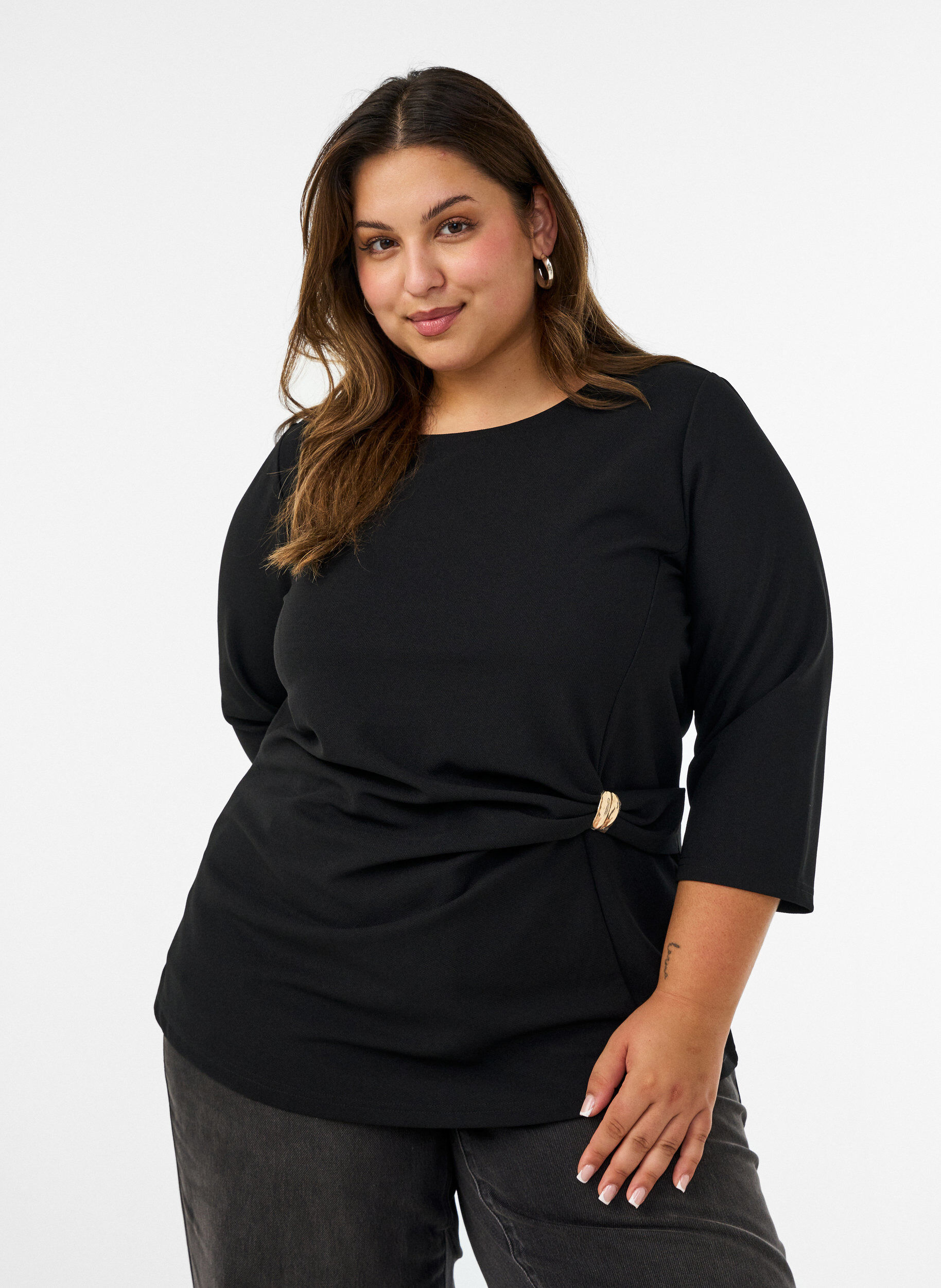 Bluse med asymmetrisk drapering og 3/4-ermer, Svart, Model