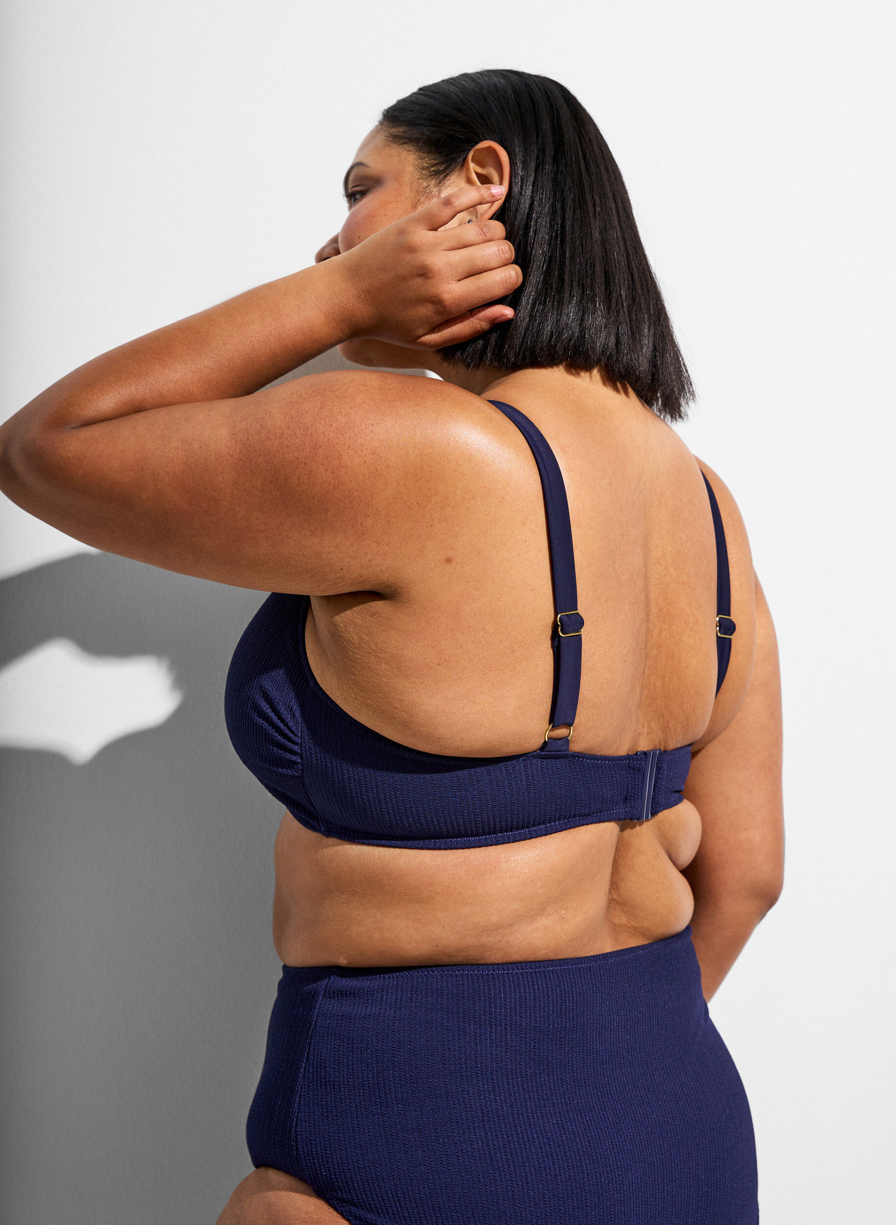 ZizziTeksturert bikinioverdel med gulldetaljer, Bl&aring;, Model image number 1