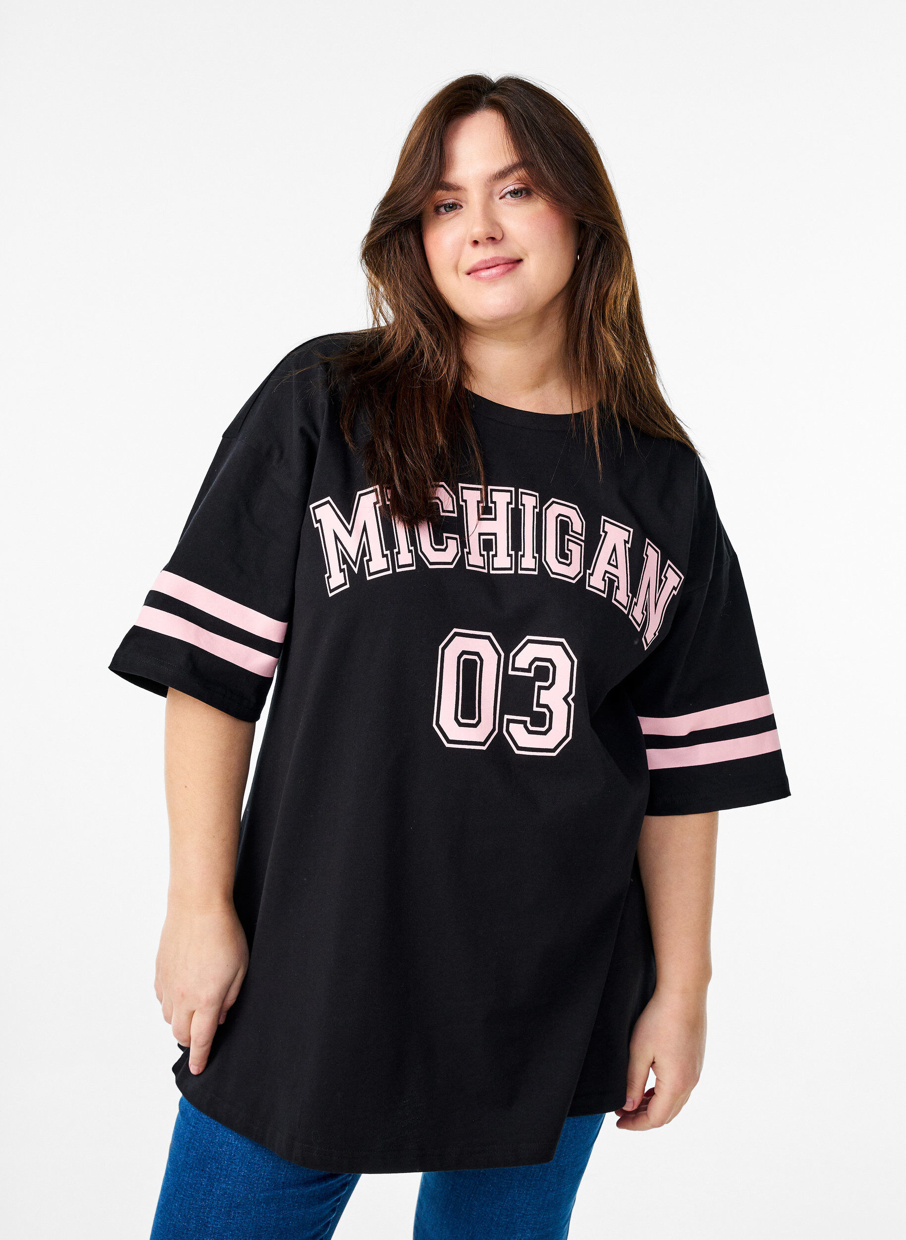 Zizzi Sporty oversized college T-skjorte, Svart, Model image number 0