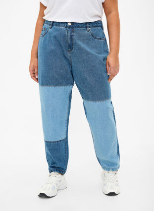 Mille mom fit-jeans med colorblock og høy midje, Light Blue Denim, Model image number 2
