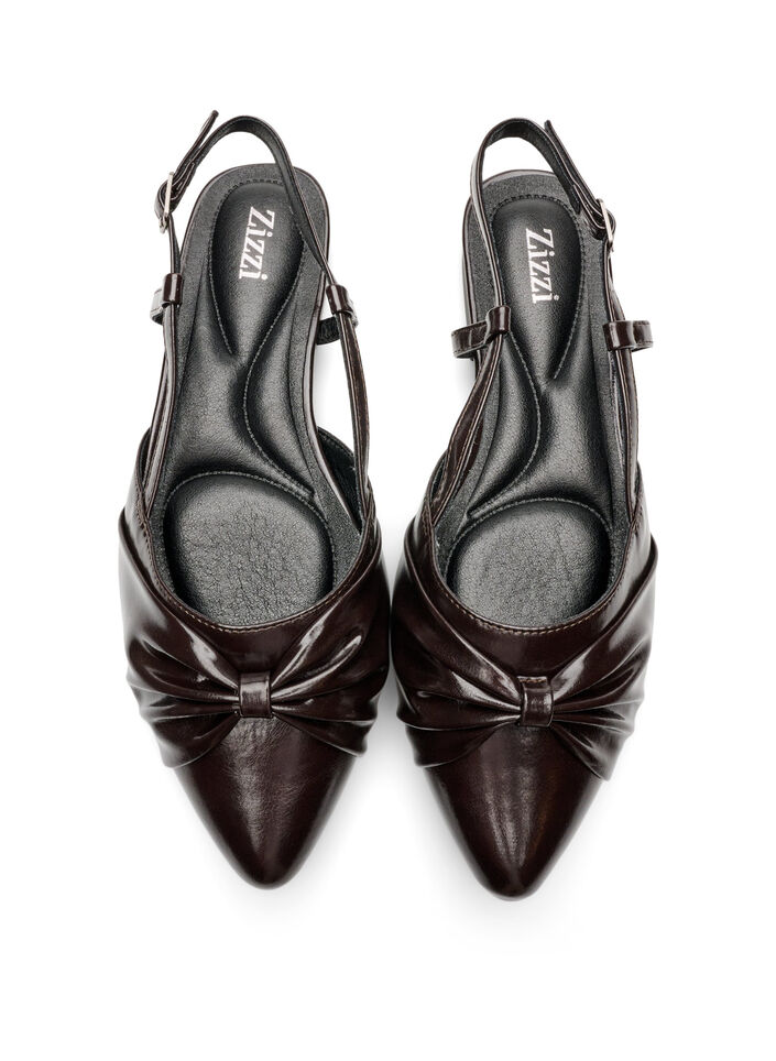 Slingback med sl&oslash;yfedetaljer og lakk look, Brun, Packshot image number 2