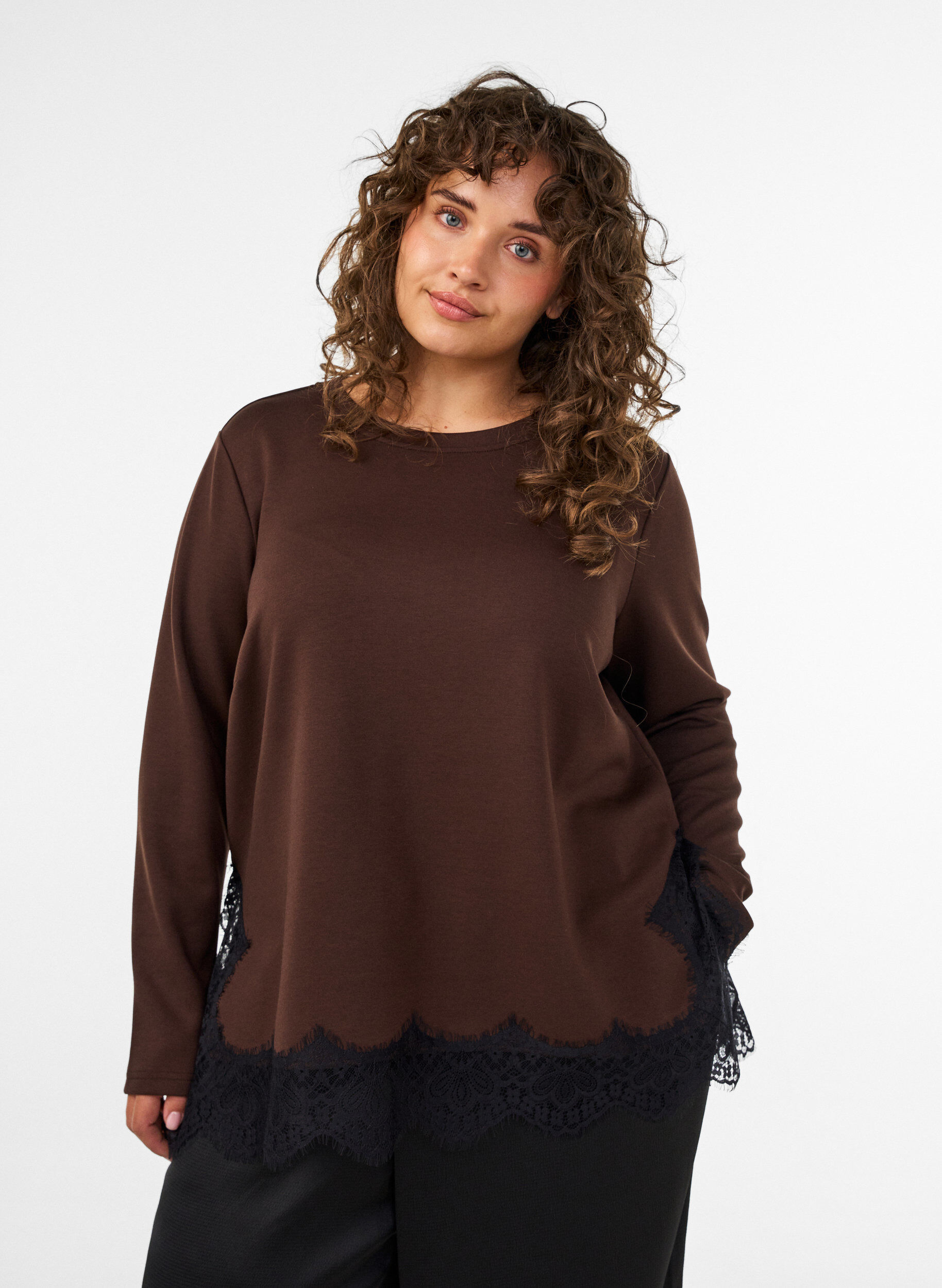 Jerseybluse med blonderkant, Brun, Model
