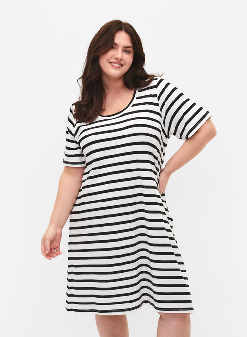 Stripete jerseykjole med korte ermer, Black Stripes, Model