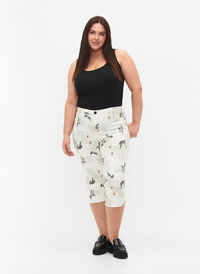 Caprijeans med blomstermønster og høyt liv, White Flower AOP, Model
