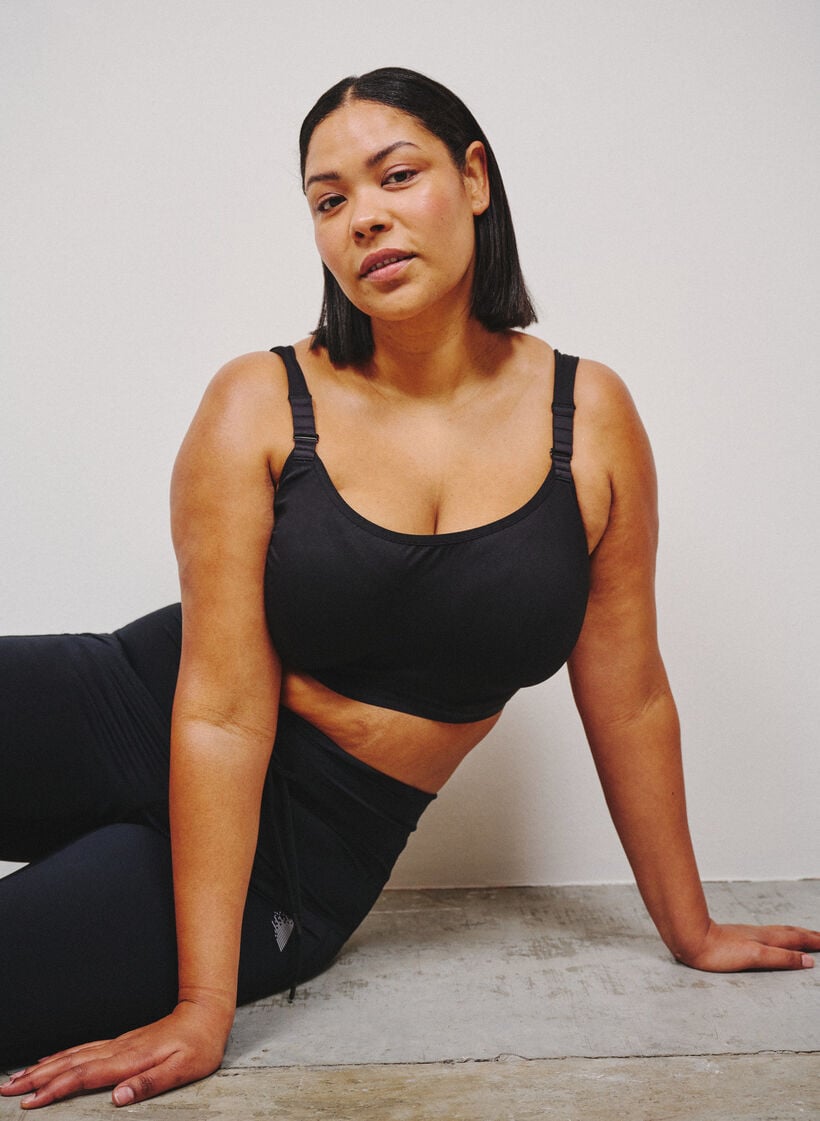 Sports-BH med h&oslash;y st&oslash;tte, b&oslash;yle og polstrede stropper, Svart, Image image number 0