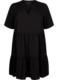 Kortermet kjole med A-lineskåret snitt og snittlinjer