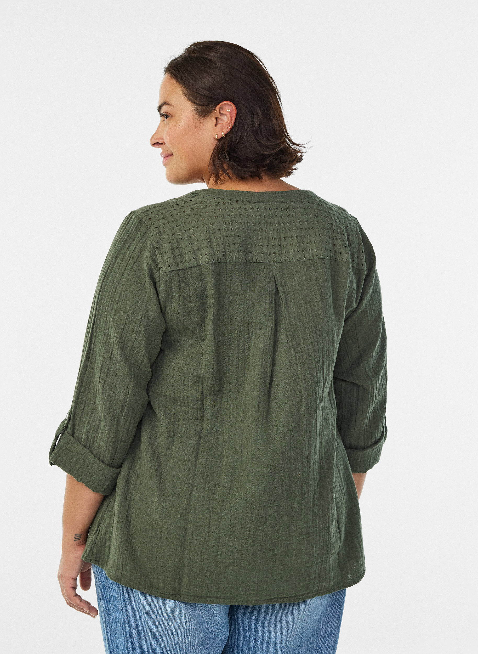 Zizzi Bluse i bomullsmuslin med broderi anglaise, Gr&oslash;nn, Model image number 2