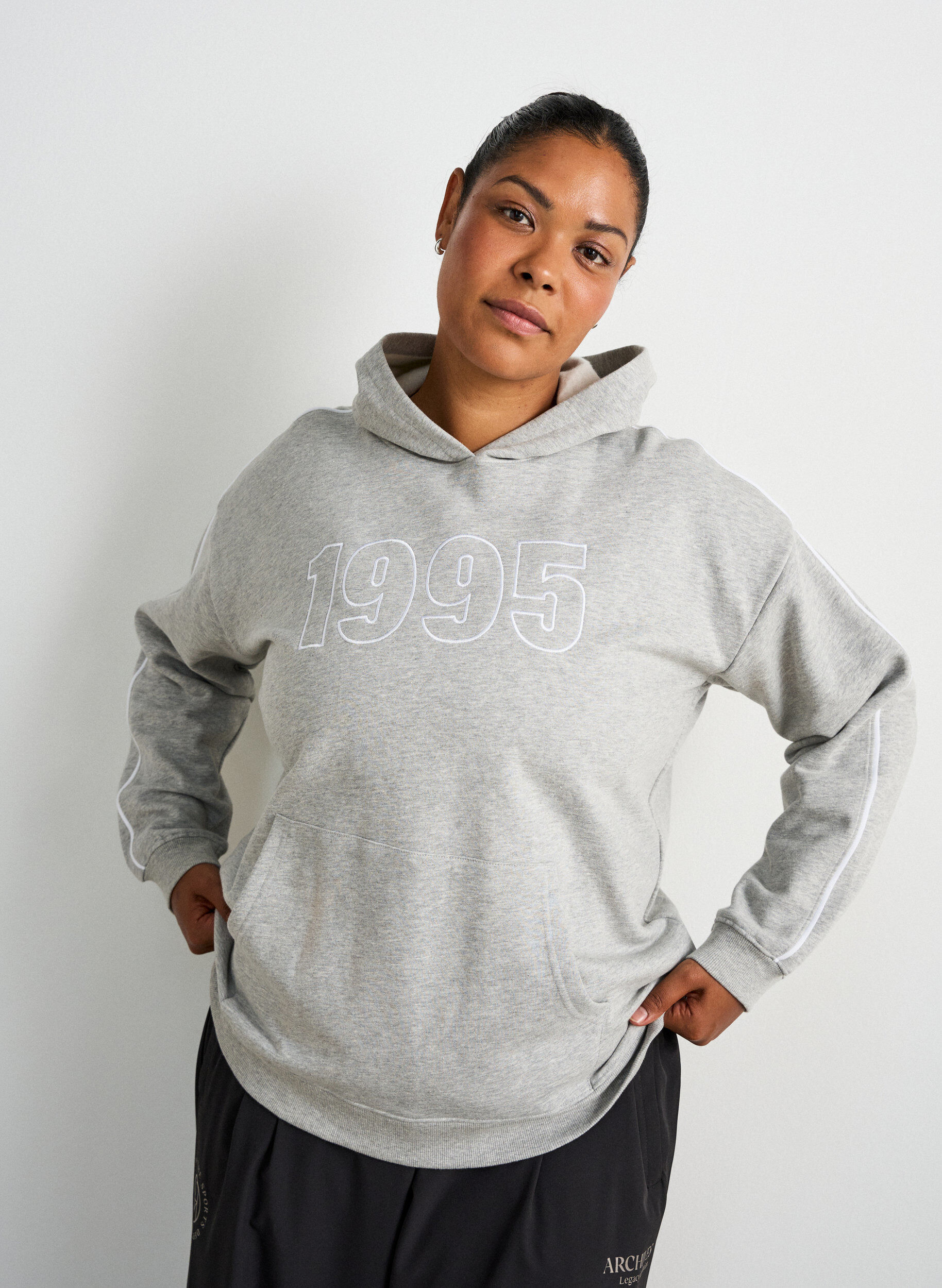 ZizziHettegenser med brodert motiv, Gr&aring;, Model image number 3
