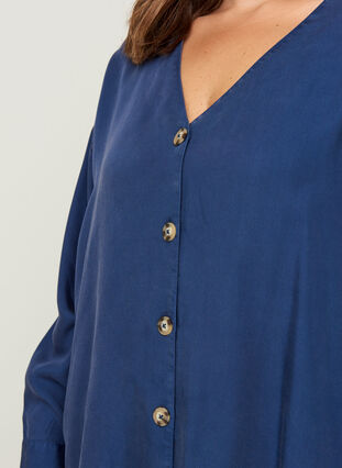 Skjorte i lyocell med v-hals, Dark Denim, Model image number 2