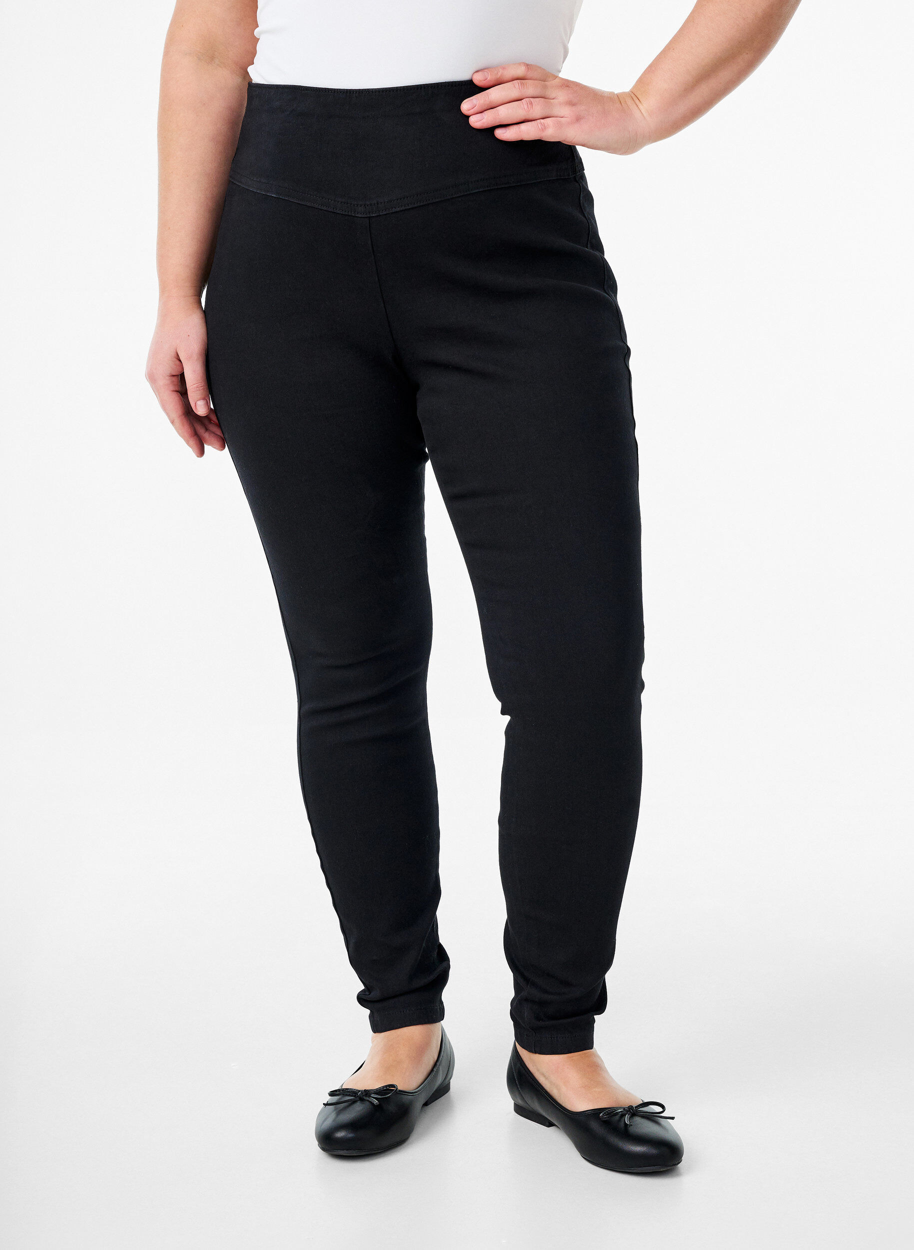 Zizzi Elastiske jeggings med h&oslash;y midje, Svart, Model image number 2