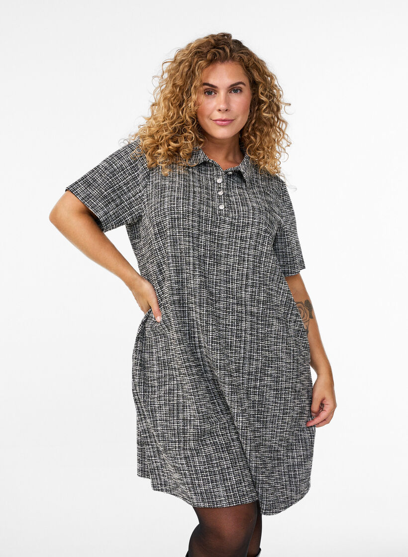 Kort kjole i teksturert jersey med et grafisk sjakkm&oslash;nster, Vanilje, Model image number 0