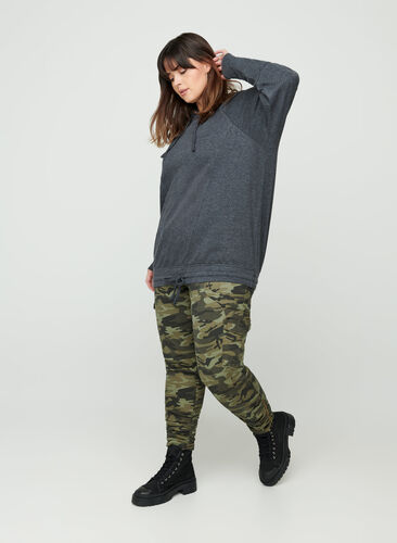 Cropped jeans med kamuflasjemønster, Ivy Green/Camo, Model image number 0