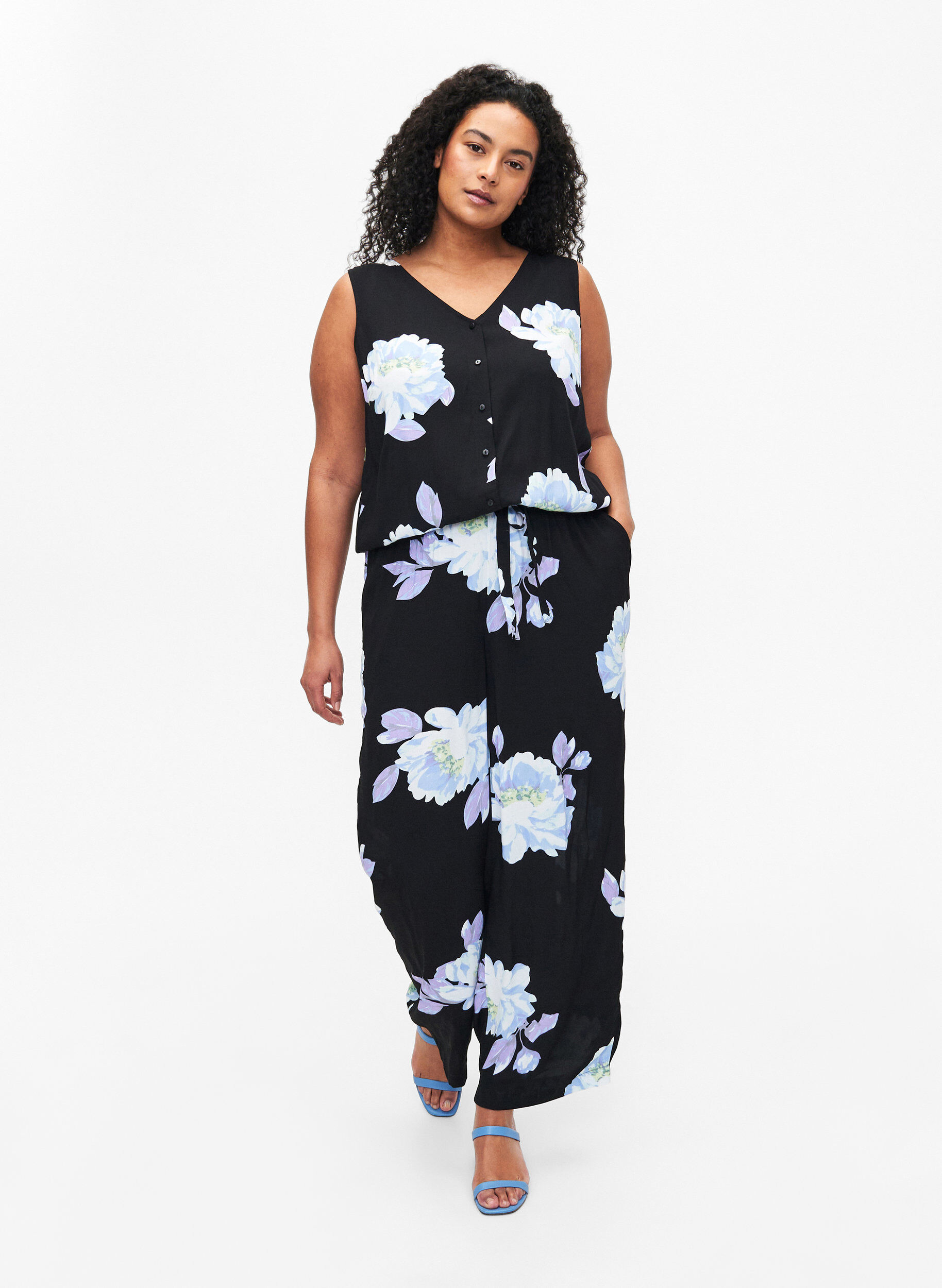 Zizzi Jumpsuit uten ermer i viskose, Black Big Flower AOP, Model image number 0