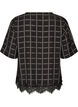 Rutet bluse med blondekant og albuelange ermer, Svart, Packshot image number 1