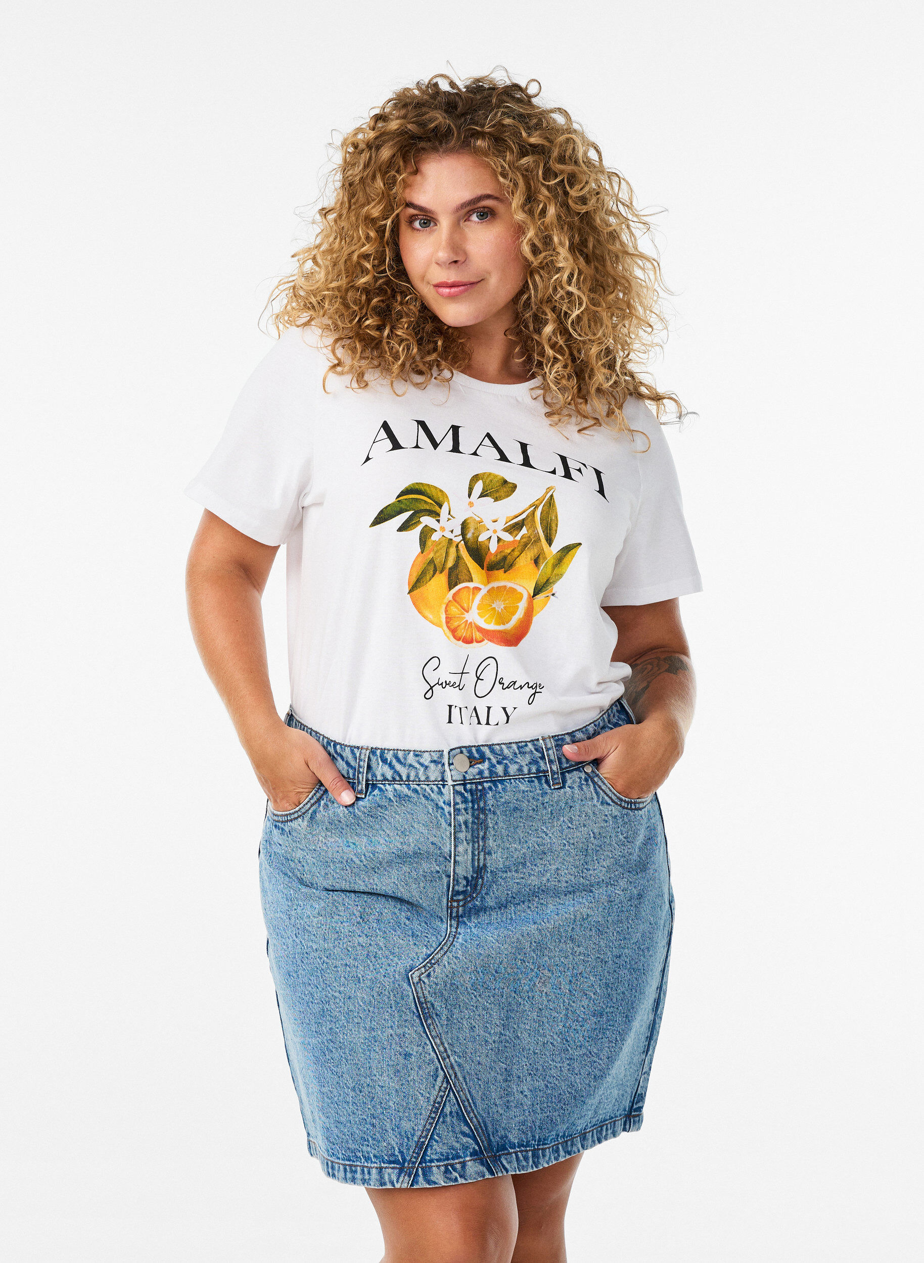 Kort denimskj&oslash;rt med lommer, Bl&aring;, Model