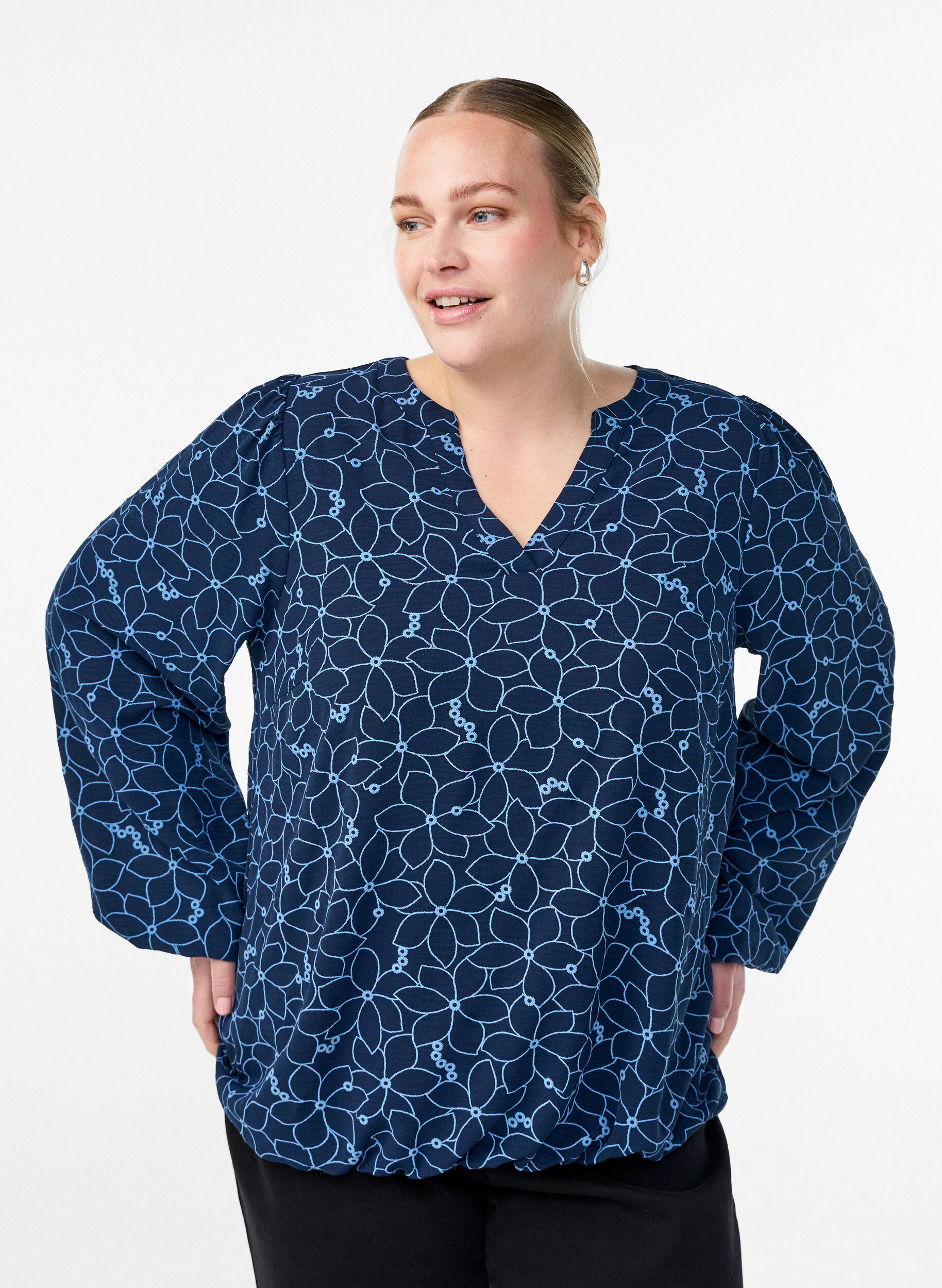 Langermet bluse med blomsterbroderi, Bl&aring;, Model