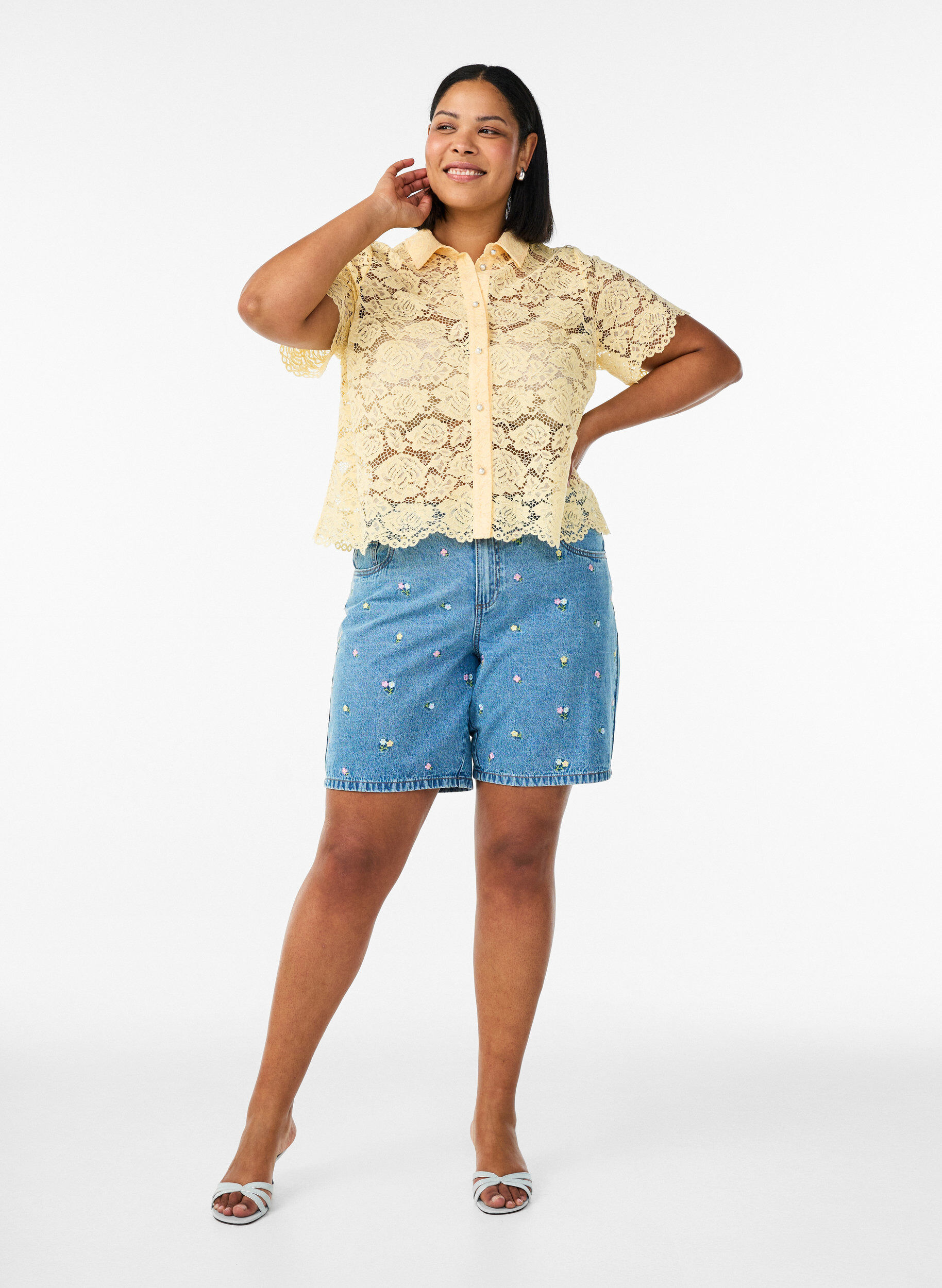 Zizzi Denimshorts med broderte blomster, Bl&aring;, Model image number 1