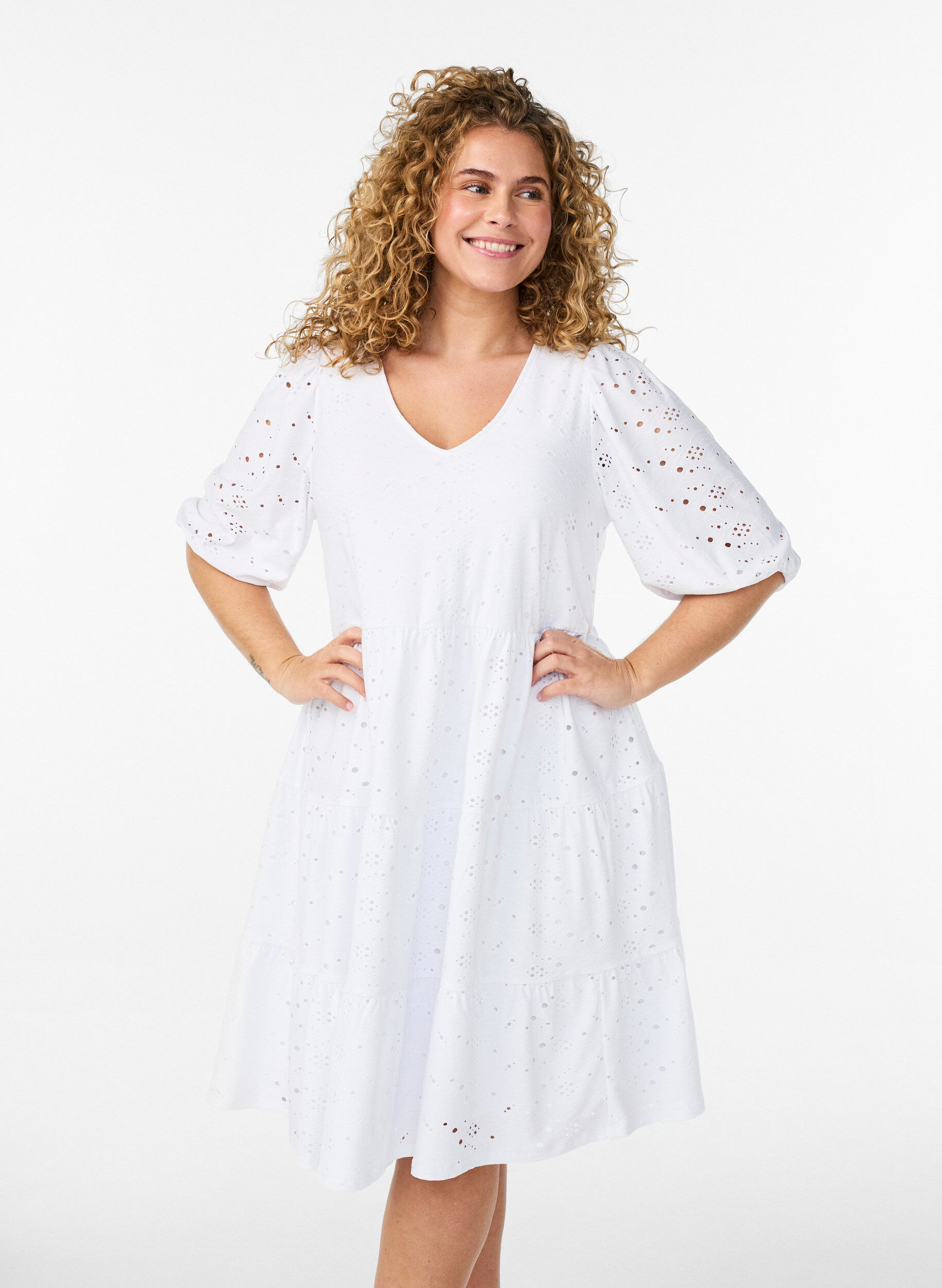 Broderie anglaise kjole med V-hals og 1/2 ermer, Hvit, Model