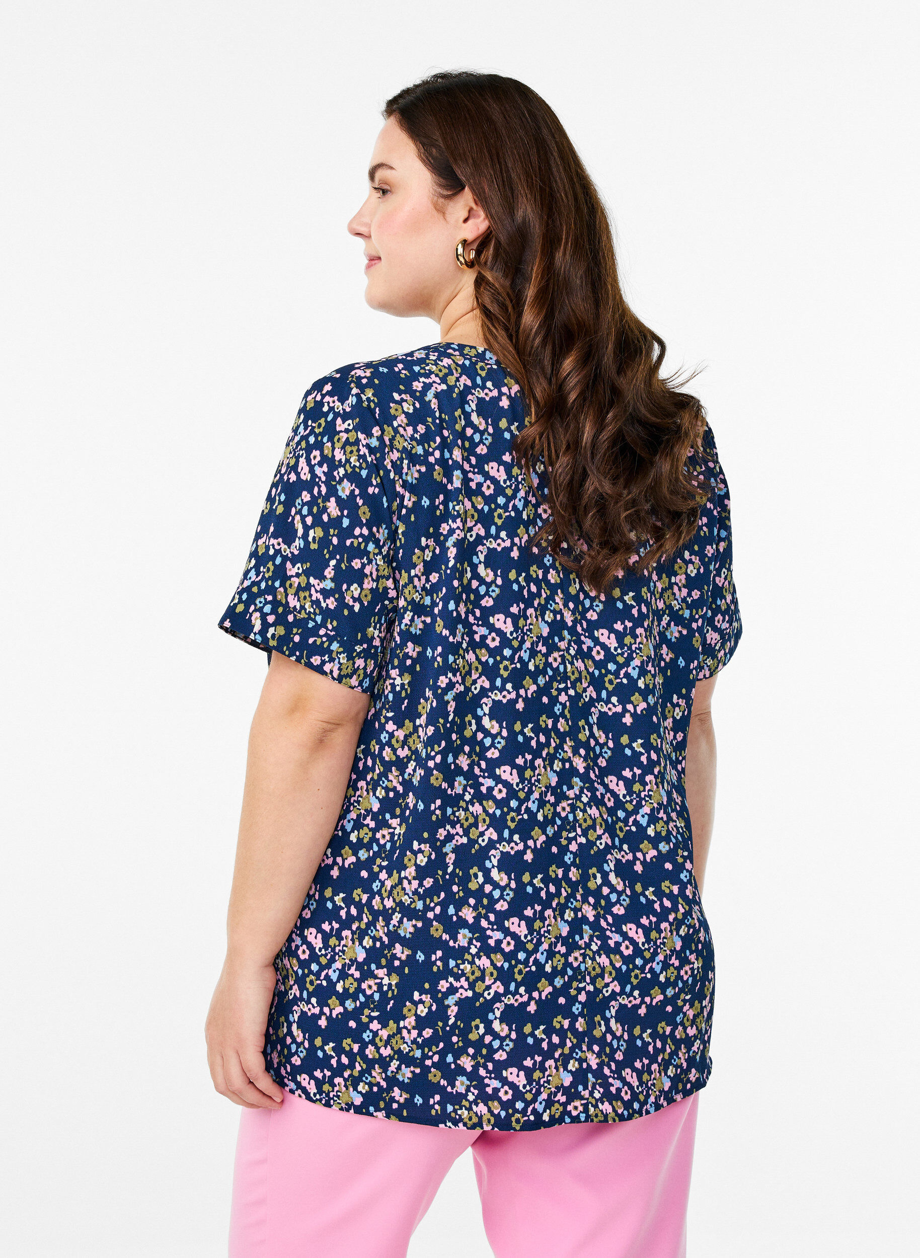 Zizzi Kortermet bluse med v-utringning, Rosa, Model image number 2