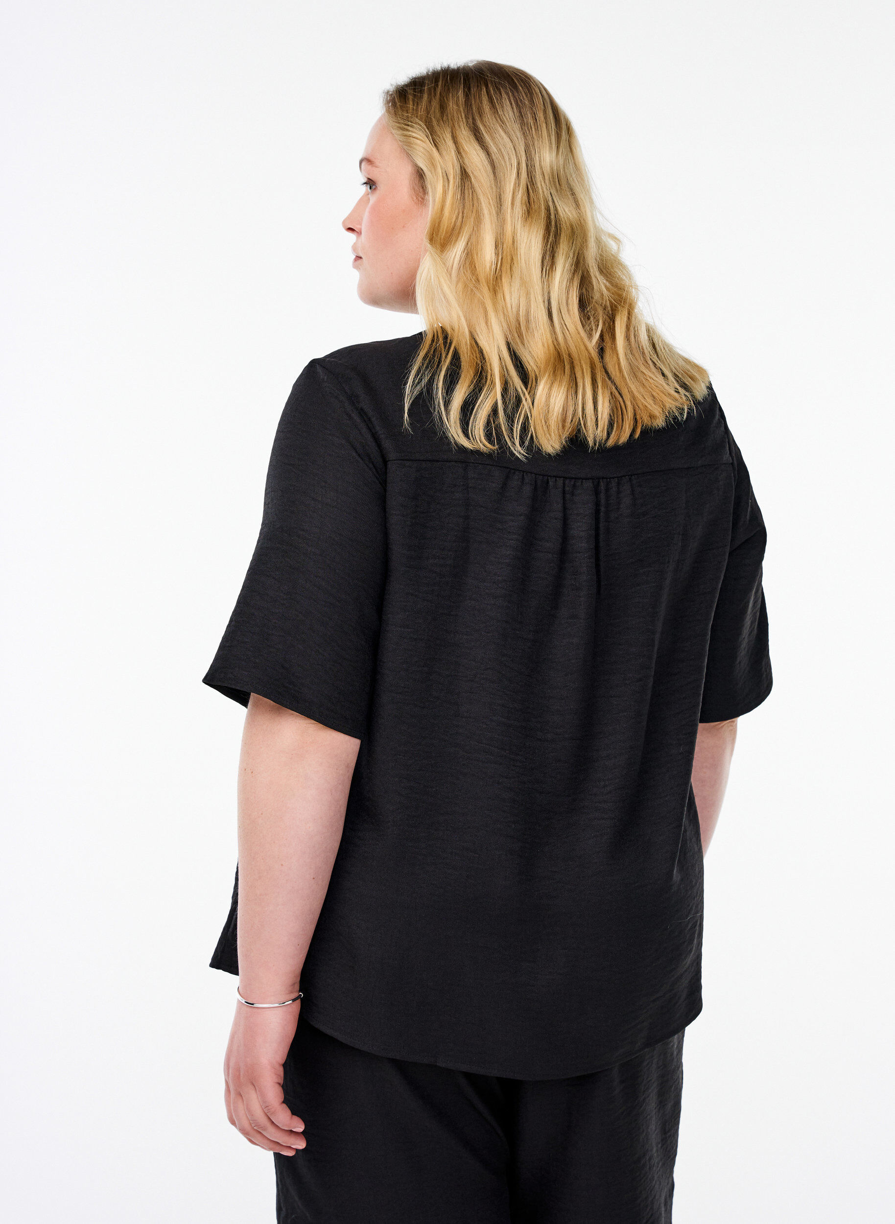 ZizziSkjortebluse med V-hals eog korte ermer, Svart, Model image number 2