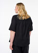 Skjortebluse med V-hals eog korte ermer, Svart, Model image number 2