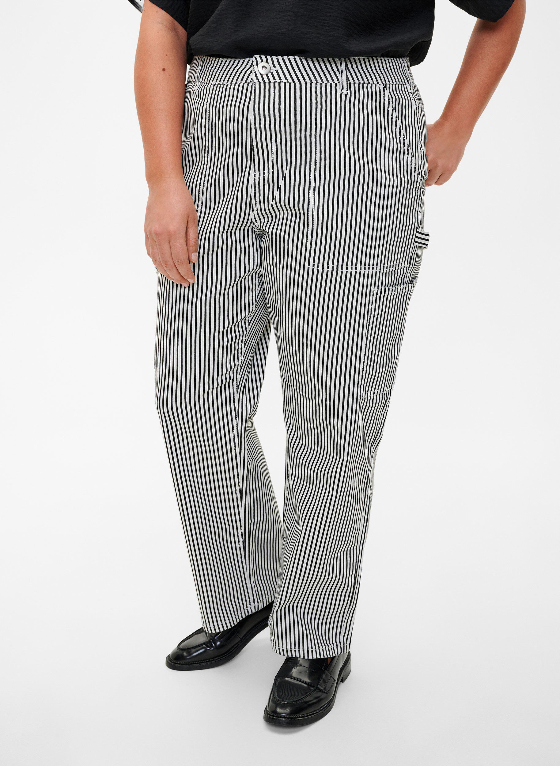 Zizzi Stripete cargojeans med rett passform, Black White Stripe, Model image number 2