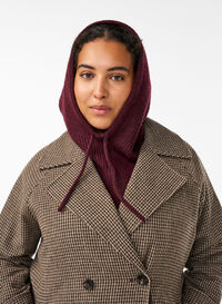 Strikket balaclava med snorer, Mørk Bordeaux Strikket balaclava med snorer, Mørk Bordeaux, Model