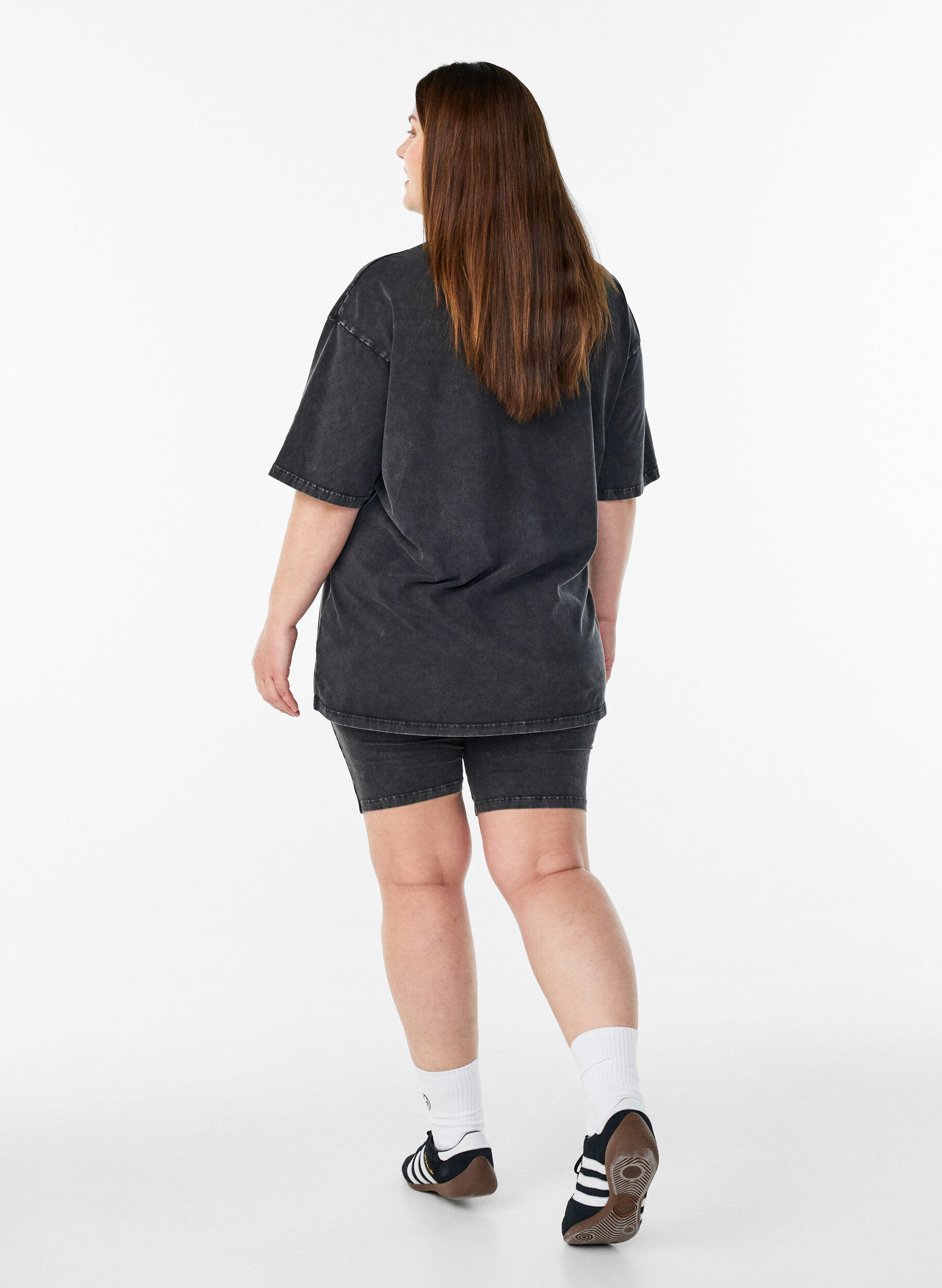 Zizzi Tettsittende jersey shorts med vasket effekt, Svart, Model image number 1