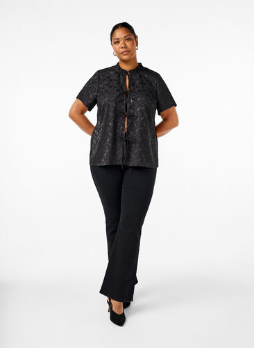 Zizzi Kortermet jacquardbluse med bånd, Svart, Model image number 1