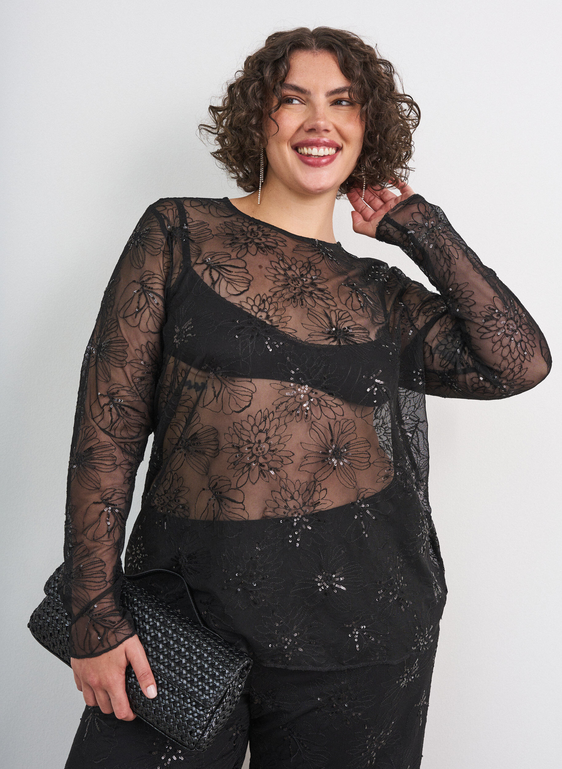 Bluse i mesh med blomster og paljetter, Svart, Model