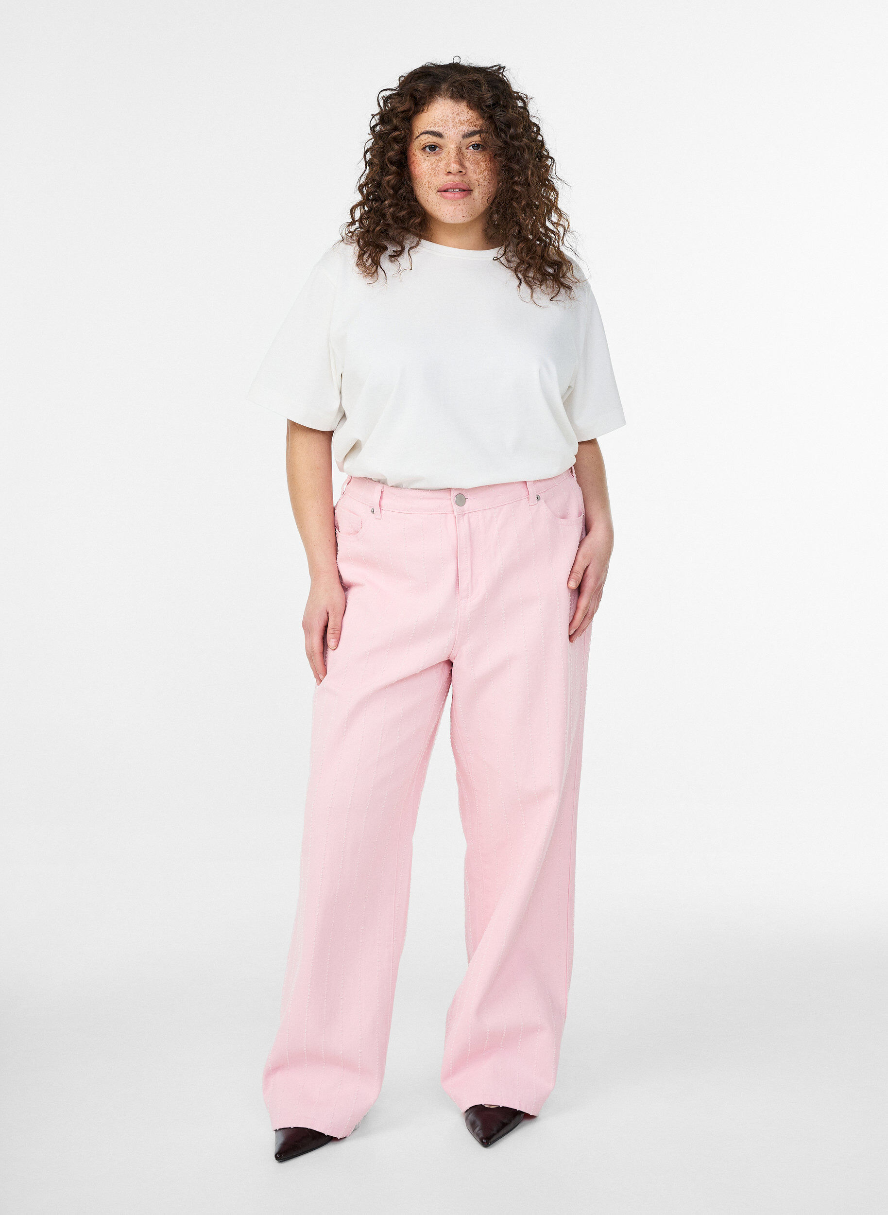 Myra jeans i farget denim med wide fit og teksturert m&oslash;nster, Rosa, Model